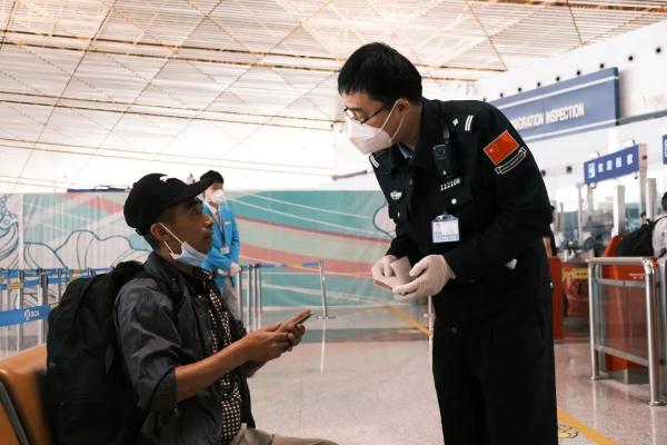 首架苏丹撤侨包机抵京，北京边检总站迎接同胞回家！