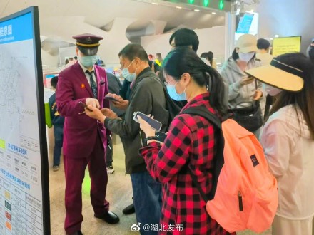 武汉地铁线网客流首次突破500万