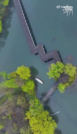 南京路步行街再现这一幕！上海外滩“人从众”，提醒：这个地铁站16时起关闭