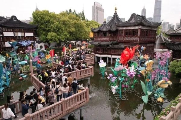 南京路步行街再现这一幕！上海外滩“人从众”，提醒：这个地铁站16时起关闭