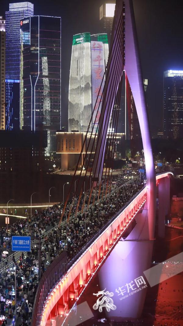 “五一”首日重庆热门景区火爆 120家旅游景区接待游客92.34万人次