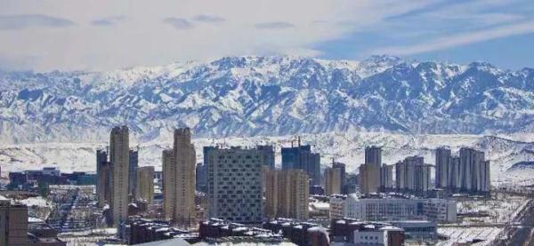 在乌鲁木齐，他们记录雪山下的城市剪影