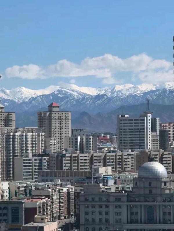 在乌鲁木齐，他们记录雪山下的城市剪影