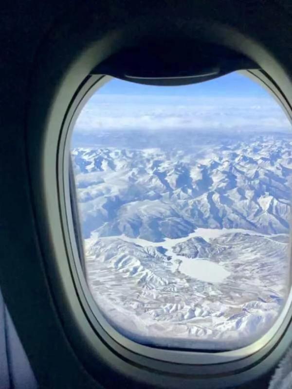 在乌鲁木齐，他们记录雪山下的城市剪影