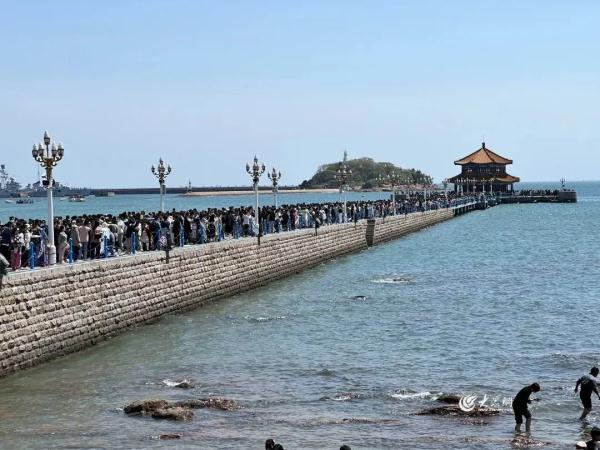 南京路步行街再现这一幕！上海外滩“人从众”，提醒：这个地铁站16时起关闭