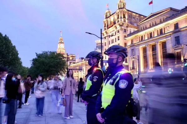 南京路步行街再现这一幕！上海外滩“人从众”，提醒：这个地铁站16时起关闭