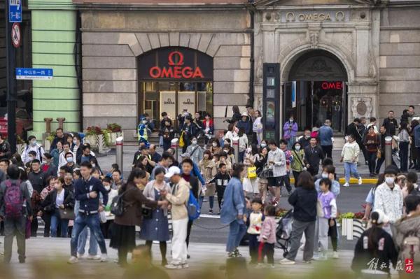 南京路步行街再现这一幕！上海外滩“人从众”，提醒：这个地铁站16时起关闭