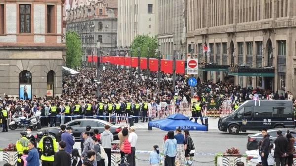 南京路步行街再现这一幕！上海外滩“人从众”，提醒：这个地铁站16时起关闭