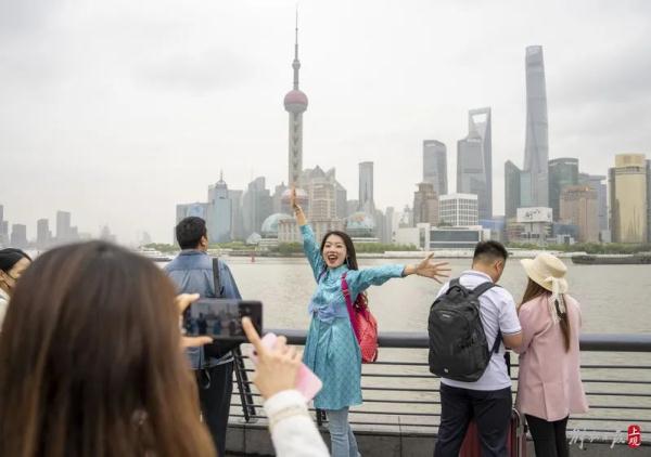 南京路步行街再现这一幕！上海外滩“人从众”，提醒：这个地铁站16时起关闭