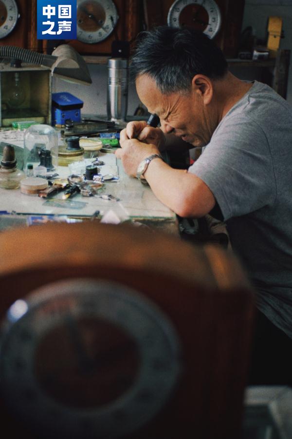 79岁修表师傅珍藏5个盒子，背后有很多动人故事