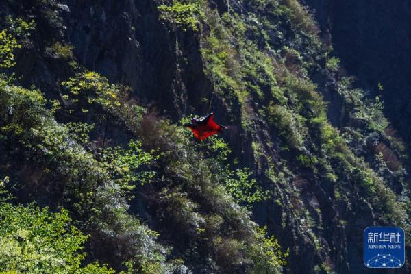 极限运动丨张树鹏成功翼装飞行穿越天门洞