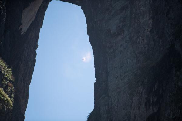 “没有什么比挑战自我更意义非凡”——张树鹏成功翼装飞行穿越天门洞 “没有什么比挑战自我更意义非凡”——张树鹏成功翼装飞行穿越天门洞