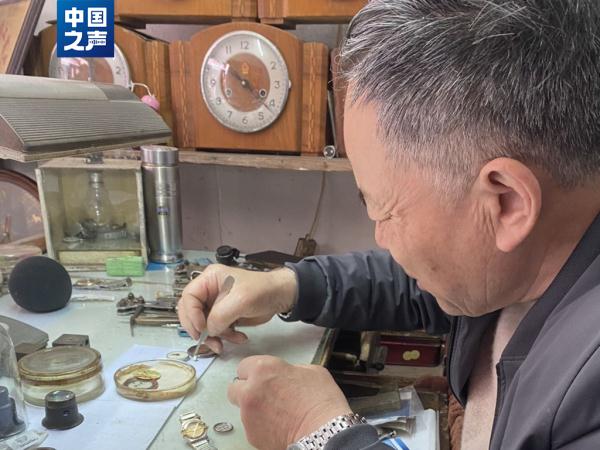 79岁修表师傅珍藏5个盒子，背后有很多动人故事