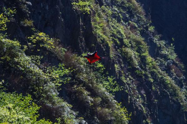 “没有什么比挑战自我更意义非凡”——张树鹏成功翼装飞行穿越天门洞 “没有什么比挑战自我更意义非凡”——张树鹏成功翼装飞行穿越天门洞