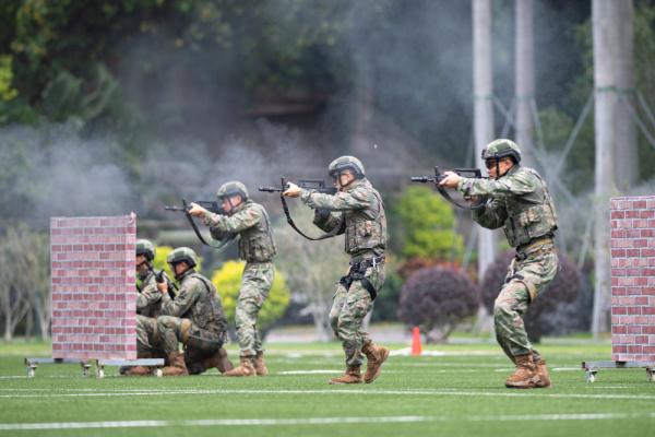 解放军驻澳门部队举行第十七次军营开放活动