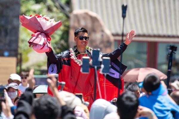 “没有什么比挑战自我更意义非凡”——张树鹏成功翼装飞行穿越天门洞 “没有什么比挑战自我更意义非凡”——张树鹏成功翼装飞行穿越天门洞