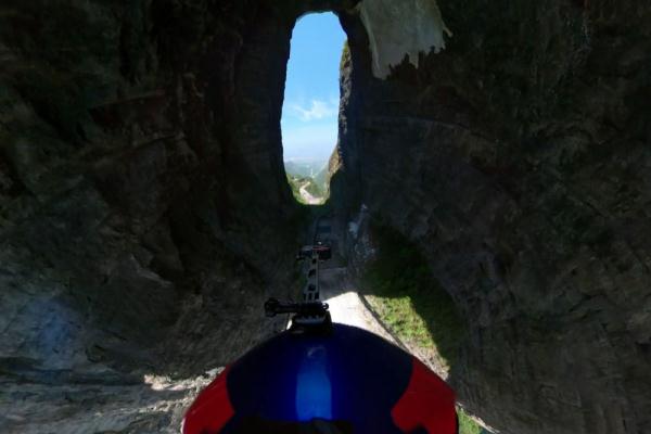 “没有什么比挑战自我更意义非凡”——张树鹏成功翼装飞行穿越天门洞 “没有什么比挑战自我更意义非凡”——张树鹏成功翼装飞行穿越天门洞