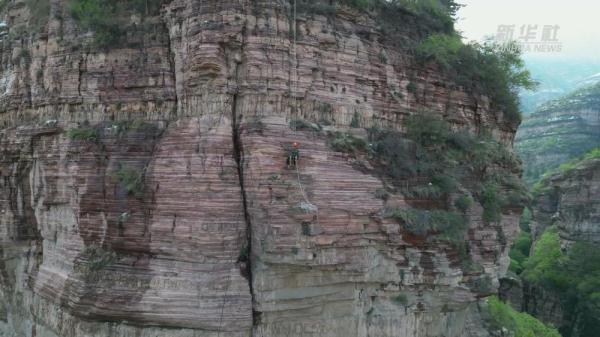 太行崖壁清危工