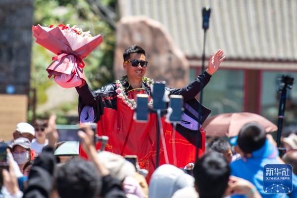 极限运动丨张树鹏成功翼装飞行穿越天门洞