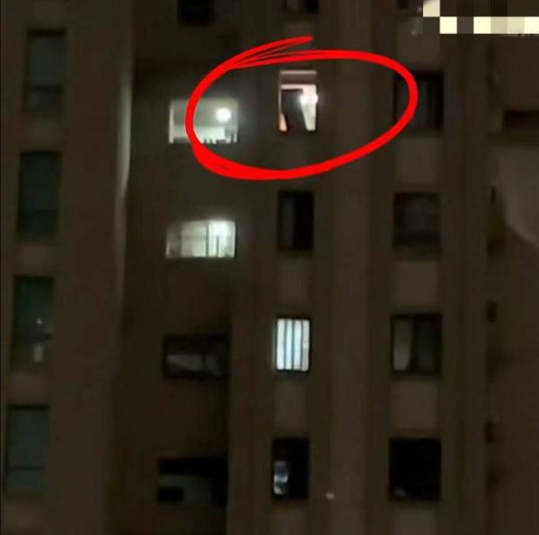 太离谱!男子从20多层楼扔下冰箱、油烟机 太离谱!男子从20多层楼扔下冰箱、油烟机