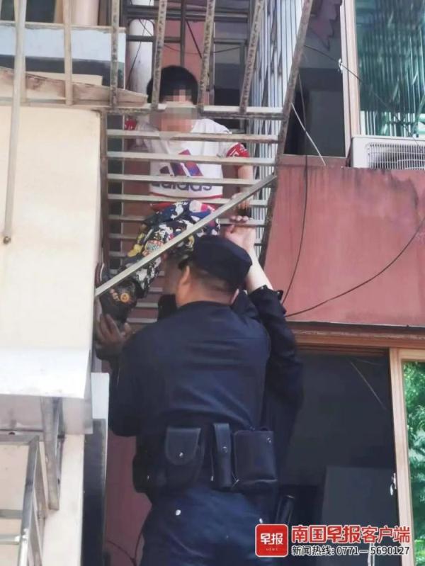 惊险！桂林一3岁男孩被卡防盗网，关键时刻……