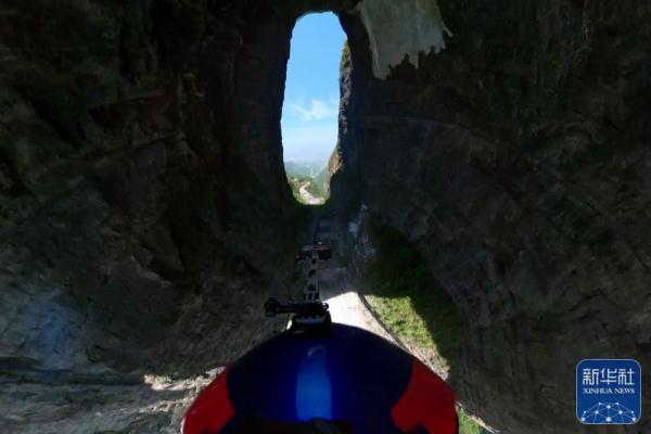 极限运动丨张树鹏成功翼装飞行穿越天门洞