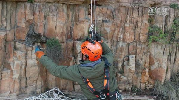 太行崖壁清危工