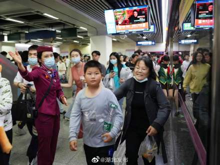 连续三天创新高 武汉地铁夜间3小时内加开48趟临客送乘客返程