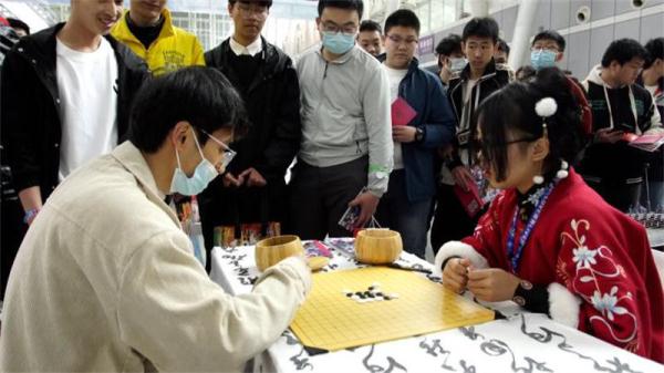 哈尔滨：动漫展点亮“五一”乐趣生活