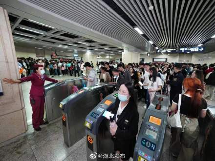 连续三天创新高 武汉地铁夜间3小时内加开48趟临客送乘客返程