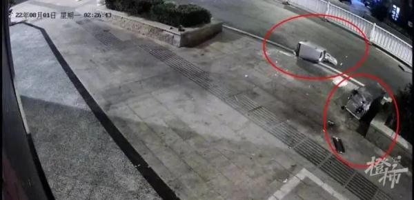 太离谱!男子从20多层楼扔下冰箱、油烟机 太离谱!男子从20多层楼扔下冰箱、油烟机