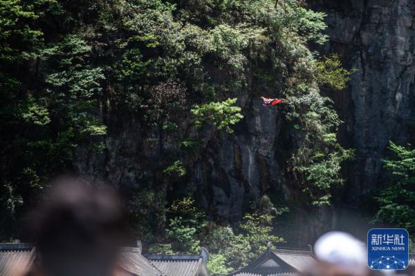 极限运动丨张树鹏成功翼装飞行穿越天门洞