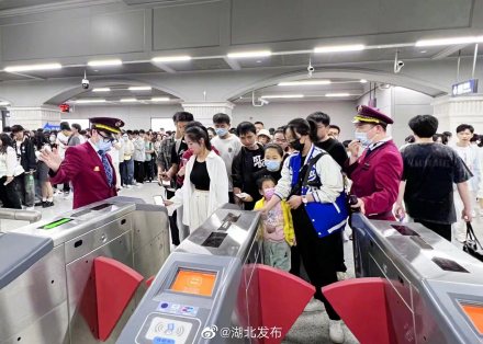 连续三天创新高 武汉地铁夜间3小时内加开48趟临客送乘客返程