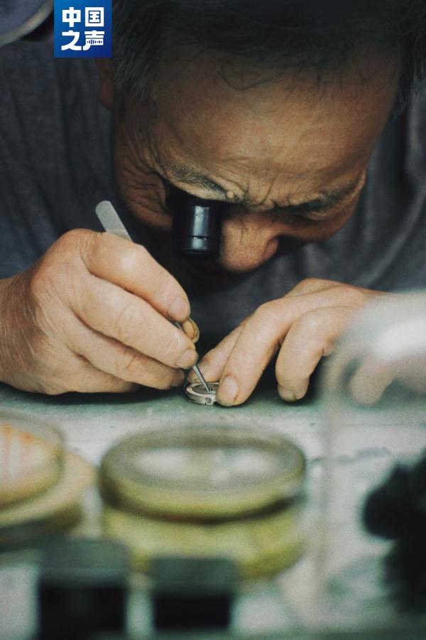 79岁修表师傅珍藏5个盒子，背后有很多动人故事