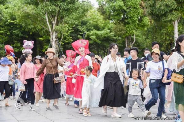 人从众!南宁各大景区客流量暴涨,建议你错峰出行 人从众!南宁各大景区客流量暴涨,建议你错峰出行