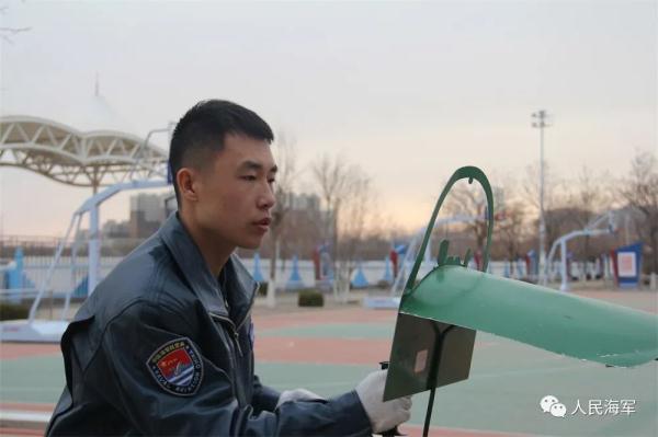 雏鹰砺羽，直击海军“双学籍”飞行学员的蓝天成人礼