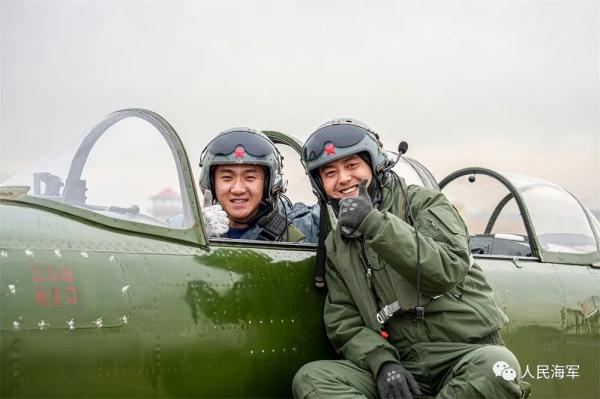 雏鹰砺羽，直击海军“双学籍”飞行学员的蓝天成人礼