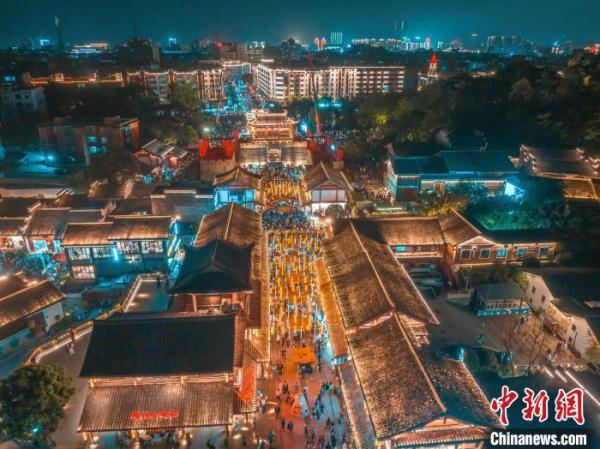航拍赣州江南宋城历史文化街区 “五一”假期人潮涌动热闹非凡 航拍赣州江南宋城历史文化街区 “五一”假期人潮涌动热闹非凡