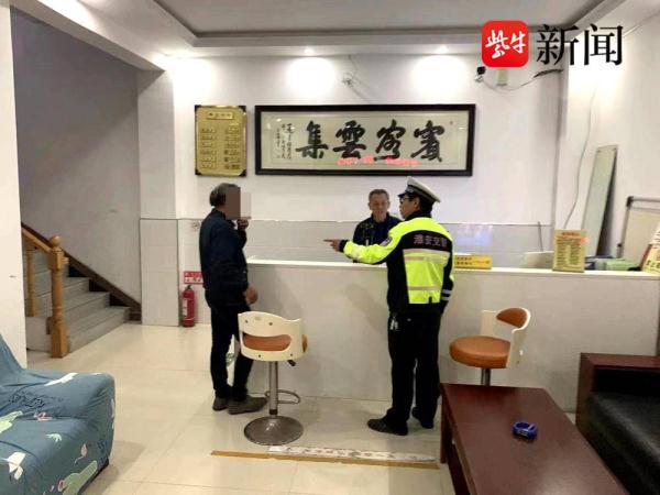 服务区如厕后，发现大巴车离开，他在高速上徒步追了2公里，发现追错了车
