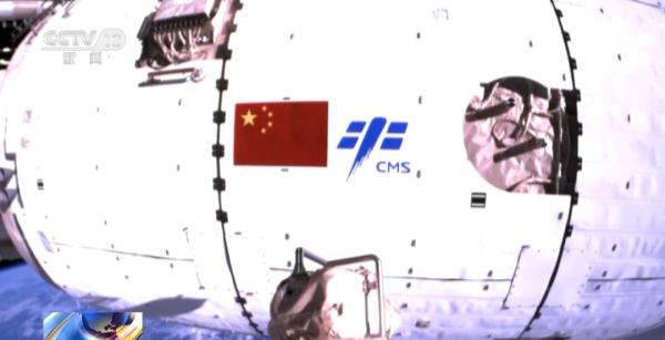 太空环境如此恶劣，为何国旗能保持鲜艳？