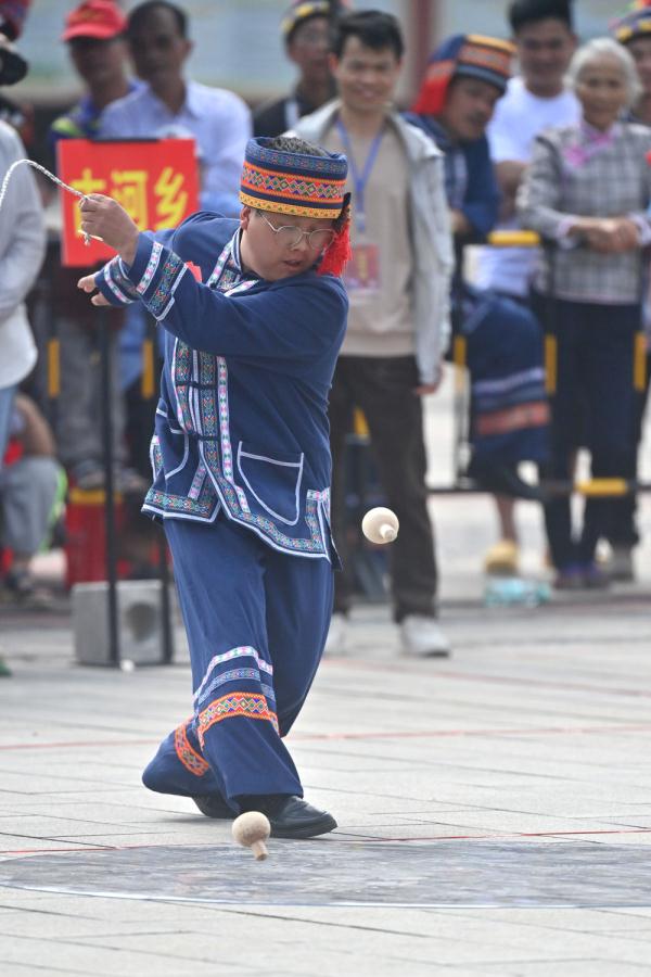 全民健身 | 广西河池：“五一”假期赛陀螺