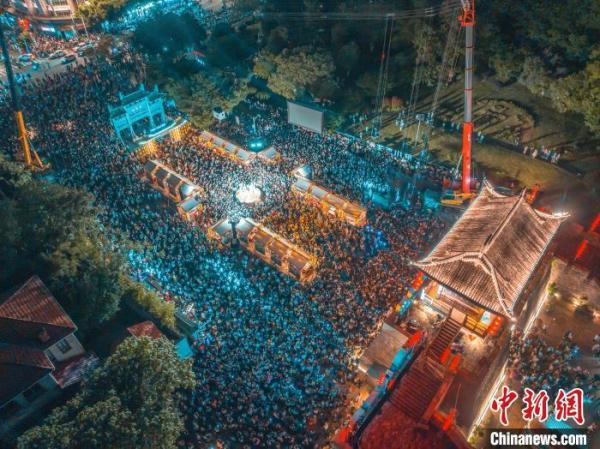 航拍赣州江南宋城历史文化街区 “五一”假期人潮涌动热闹非凡 航拍赣州江南宋城历史文化街区 “五一”假期人潮涌动热闹非凡