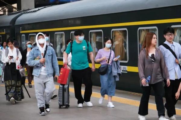 全国铁路5月2日预计发送旅客1645万人次，3日迎返程高峰