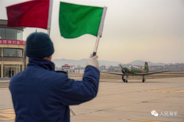 雏鹰砺羽，直击海军“双学籍”飞行学员的蓝天成人礼