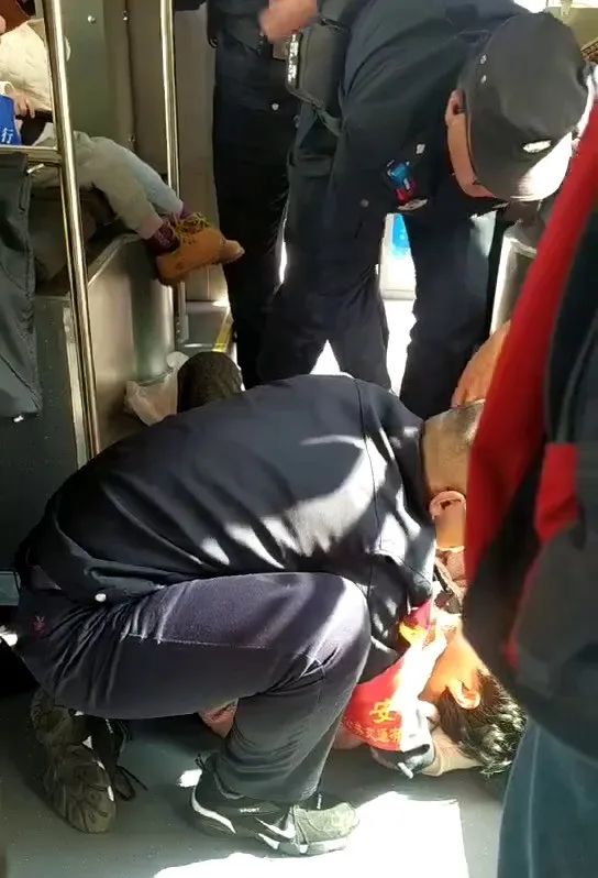 公交车上一女子突发疾病晕倒!他们冲了上去…… 公交车上一女子突发疾病晕倒!他们冲了上去……