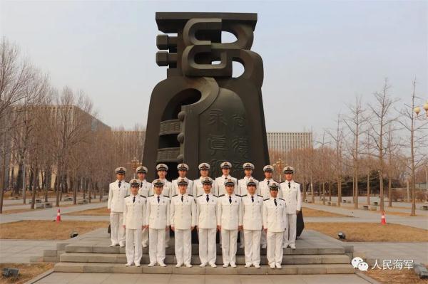 雏鹰砺羽，直击海军“双学籍”飞行学员的蓝天成人礼