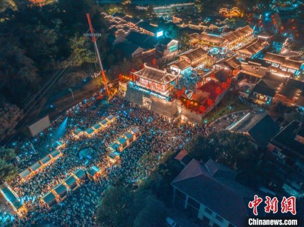 航拍赣州江南宋城历史文化街区 “五一”假期人潮涌动热闹非凡 航拍赣州江南宋城历史文化街区 “五一”假期人潮涌动热闹非凡