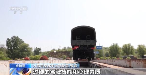 玩转方向盘 军营汽车兵是怎样练成的? 玩转方向盘 军营汽车兵是怎样练成的?