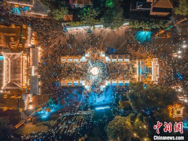 航拍赣州江南宋城历史文化街区 “五一”假期人潮涌动热闹非凡 航拍赣州江南宋城历史文化街区 “五一”假期人潮涌动热闹非凡