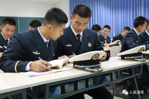 雏鹰砺羽，直击海军“双学籍”飞行学员的蓝天成人礼